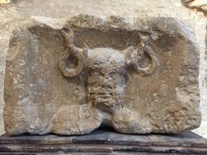 An antlered, bearded head with torcs hanging from the antlers, text "ERNVNNO" at top