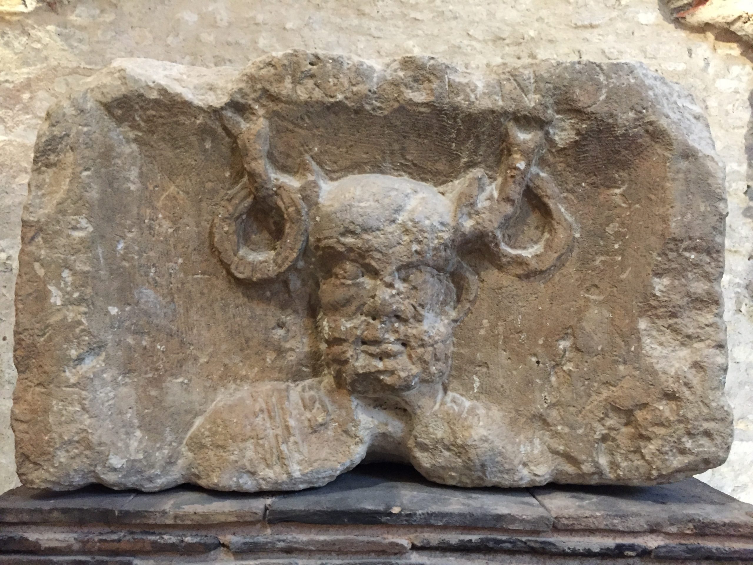 An antlered, bearded head with torcs hanging from the antlers, text "ERNVNNO" at top