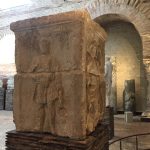 A bearded man in a short tunic over one shoulder, with tongs in his left hand by his side and a hammer in his right held mid-torso. VOLCANUS inscribed above.